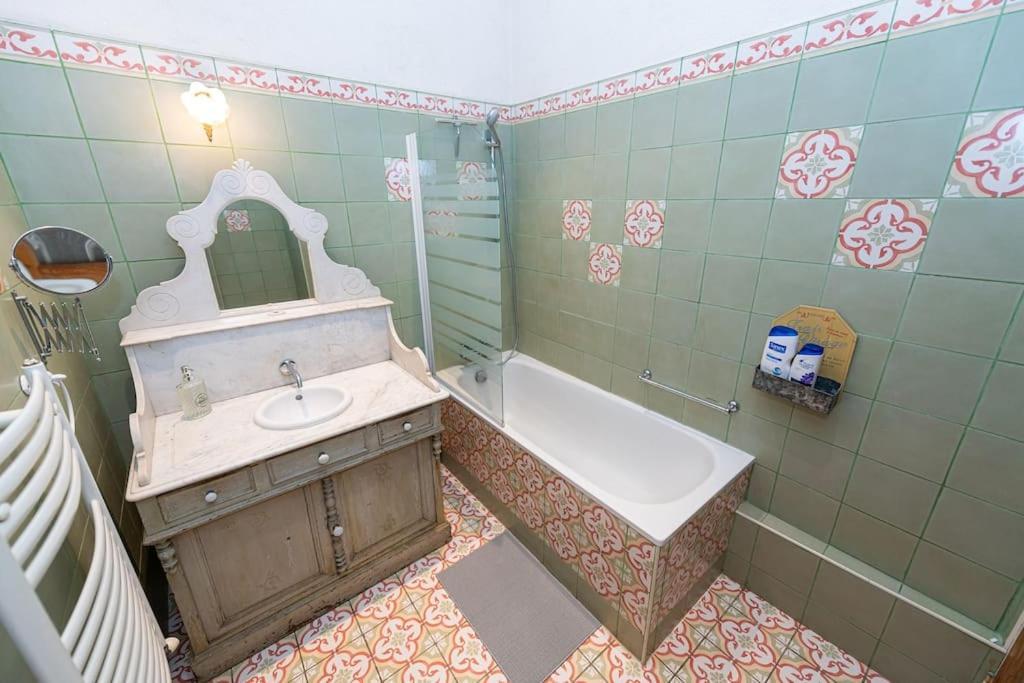 Anna-maria : Grand 10 Personnes+parking Prive -actif+ Location- Apartment Marseilles